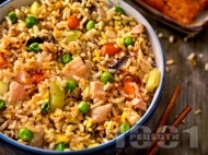 Рецепта Запържено пиле с ориз, зеленчуци и шунка по китайски
